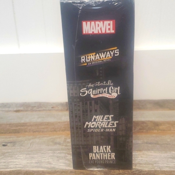 NEW Marvel hero chapter book set - Picture 5 of 5